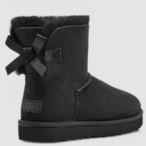 Girls/Woman Black Mini
Bow Uggs Size 6 great condition